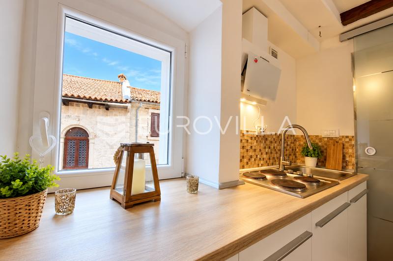 Cres, centrum města, dvoupokojový mezonetový byt, 122 m², pouhých 50 m od moře - 3