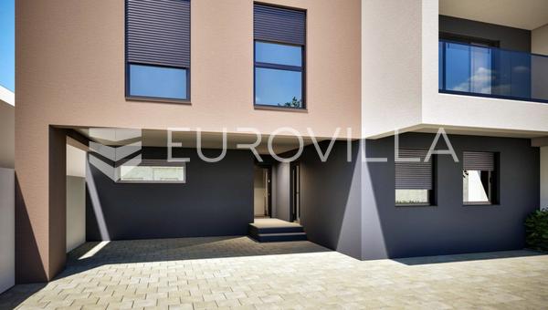 Osijek, Retfala, fire-roms leilighet i en moderne urban villa, 130 m