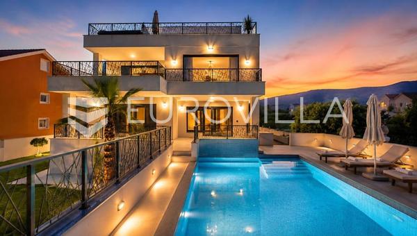 Kastela - casa con dos unidades residenciales separadas y dos piscinas