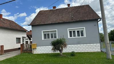 Novi Mihaljevci, familiehus med uthus og hage