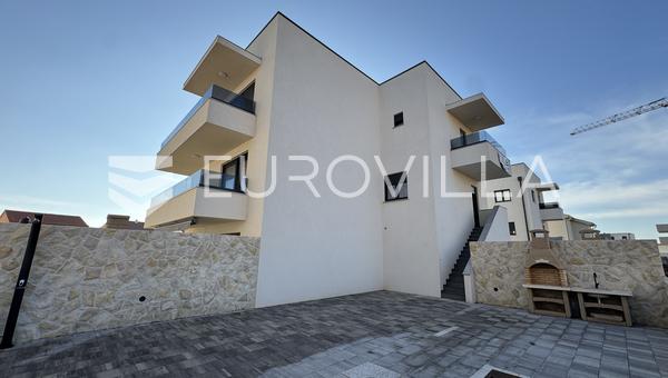 Pag, Povljana, apartamento con piscina, a 350m del mar