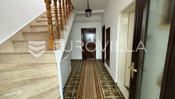Osijek, Tenja, na prodaju kuća površine 200 m² sa velikom okućnicom
