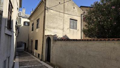 Senj, kuća na odličnoj lokaciji u centru od 52 m² sa 87 m² vrta, idealna za život ili odmor