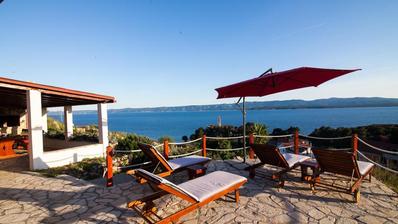 Brač, Bol, kamena kuća na osami s pogledom na more