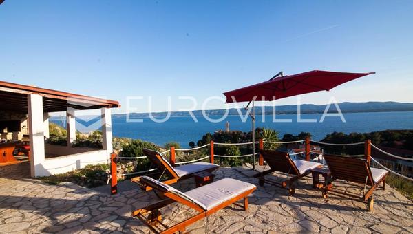Brac, Bol, una casa de piedra aislada con vistas al mar