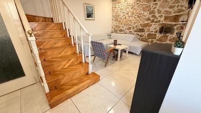 Novi Vinodolski, kuća trosobni stan od 85 m² s terasom, 250 m od mora