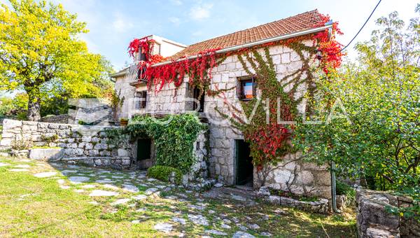 Imotski, Lovreć, jedinstvena kamena kuća