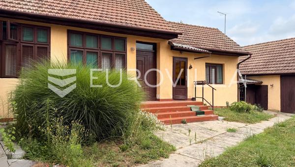 Vinkovci, Centrum, Huis van 211 m² op 740 m² Grond
