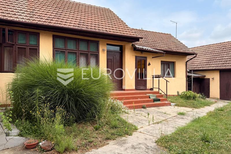 Vinkovci, Centrum, Huis van 211 m² op 740 m² Grond - 1