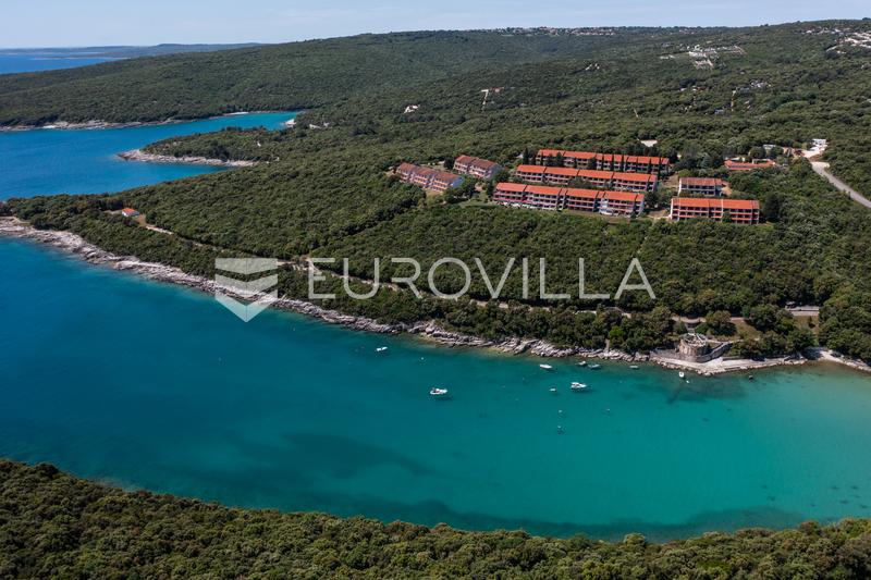 Isztria, Duga Uvala, 1. emelet, felújított apartman a üdülőhelyen belül tengerre néző kilátással, 150 m-re a tengertől. - 1