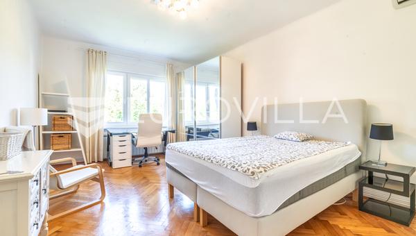 Zagreb, Center, ulica Petra Krešimira, dvosobno stanovanje v 4. nadstropju.