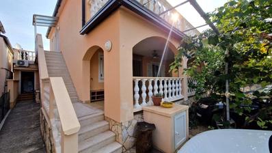 Vir, samostojeća kuća, 130 m od plaže s dva odvojena apartmana
