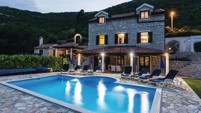 Metkovic, Desne, rustikální třípatrová vila